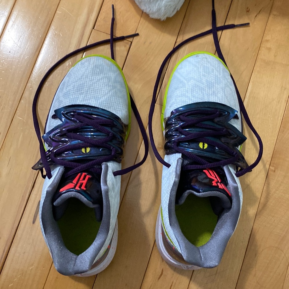 Kyrie sneaks size 6.5 YOUTH